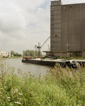 800732 Gezicht op de silo van Brokking's Veevoederfabrieken BV (Uraniumweg 61) te Utrecht; op de voorgrond het Uraniumkanaal.
